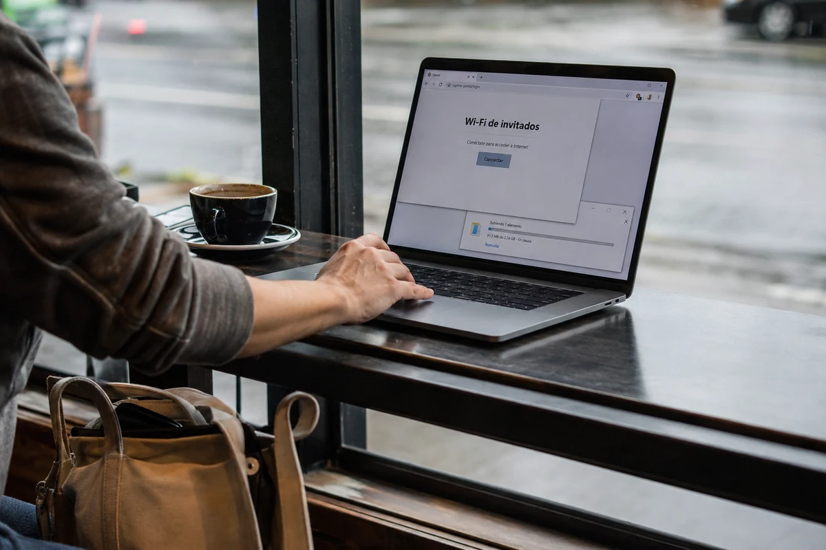 Una sesión de trabajo se detiene para conectar el portátil al Wi-Fi de una cafetería.