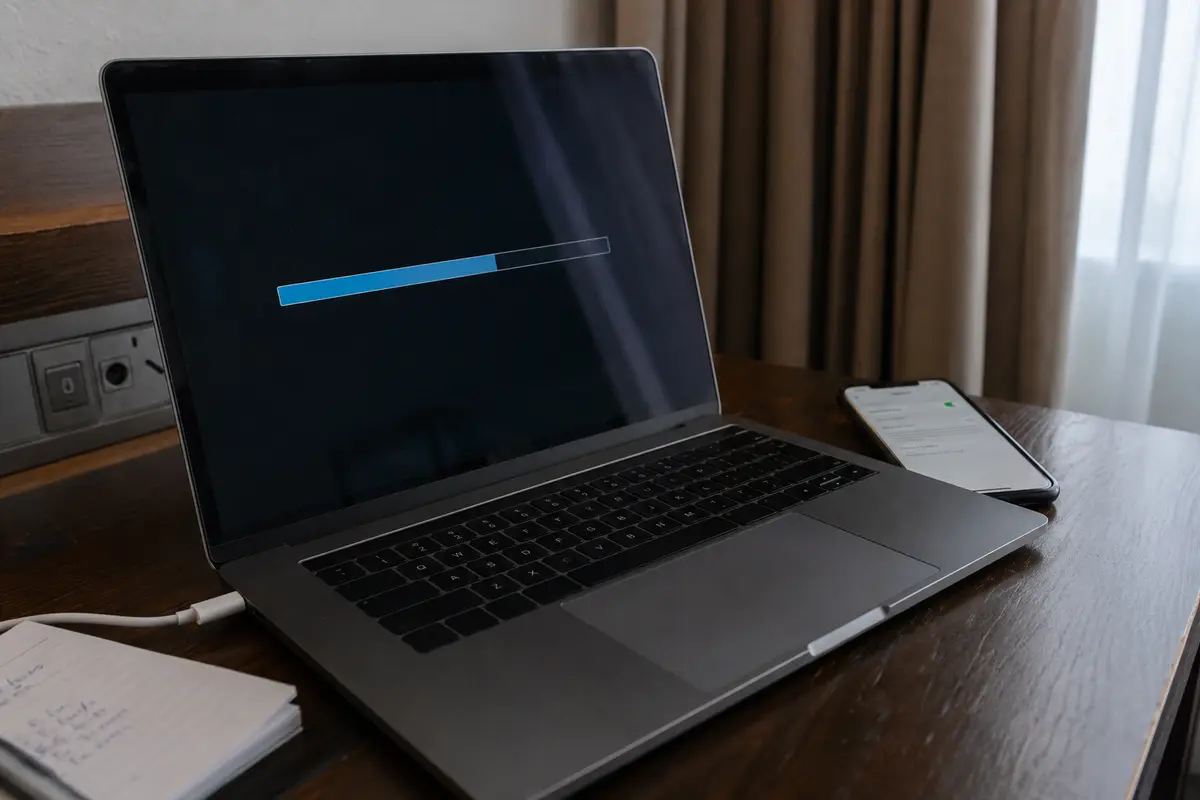 Portátil que mantiene una transferencia mientras utiliza el punto de acceso de un teléfono