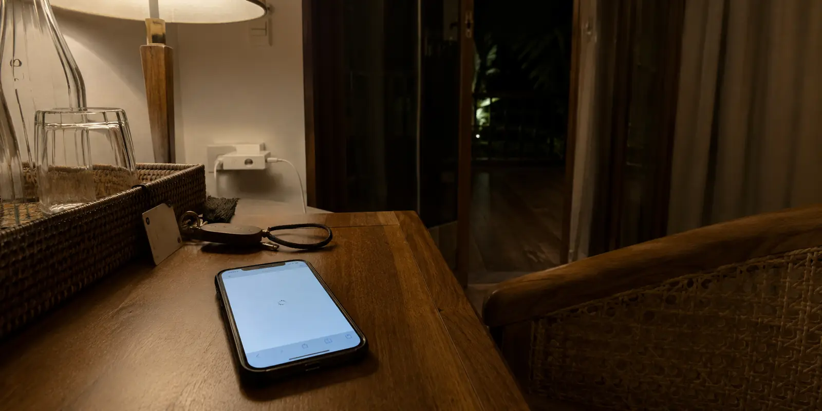 Un teléfono espera a que cargue una página en el Wi-Fi de un hotel de Bali.