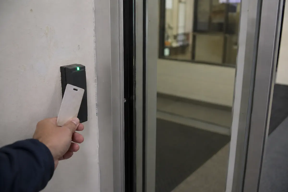 Una credencial estable abre una puerta de acceso restringido en una oficina