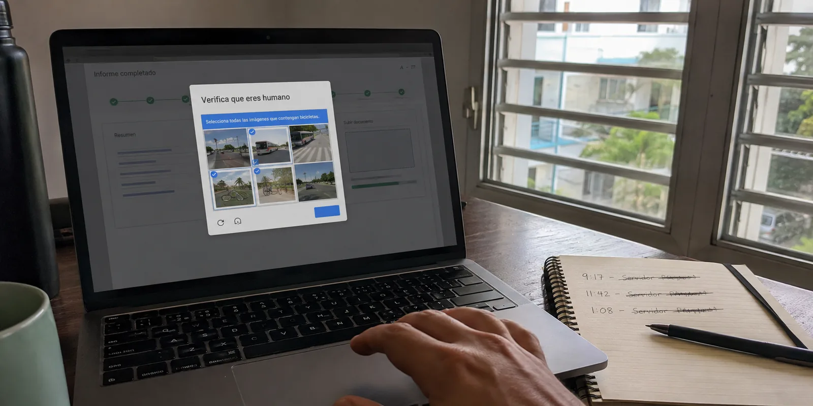 Portal de trabajo en un portátil mostrando otra verificación CAPTCHA en San Juan.