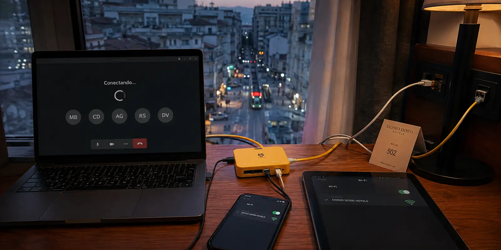 Un router de viaje conecta tres dispositivos en un hotel de Estambul mientras la llamada del portátil sigue conectando