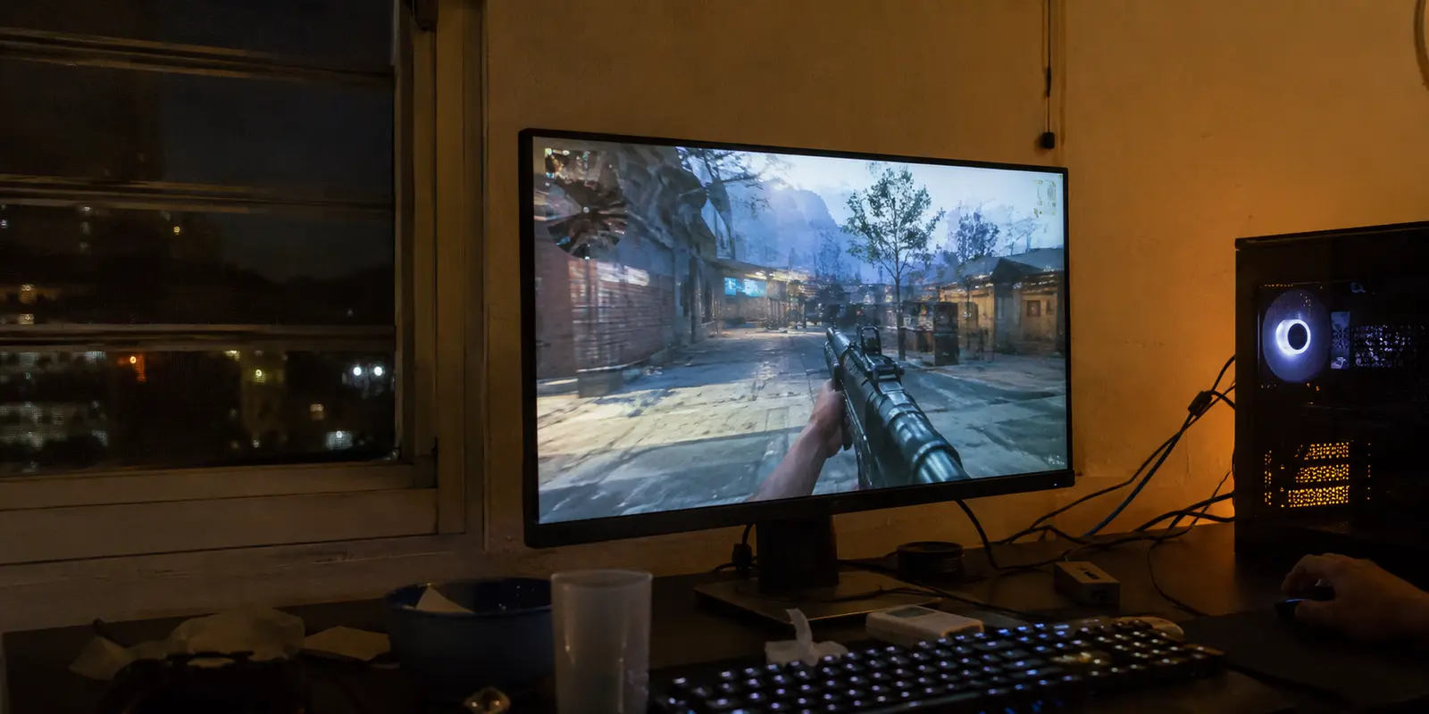 Partida en línea con tirones en un PC conectado por cable durante la noche en Puerto Rico