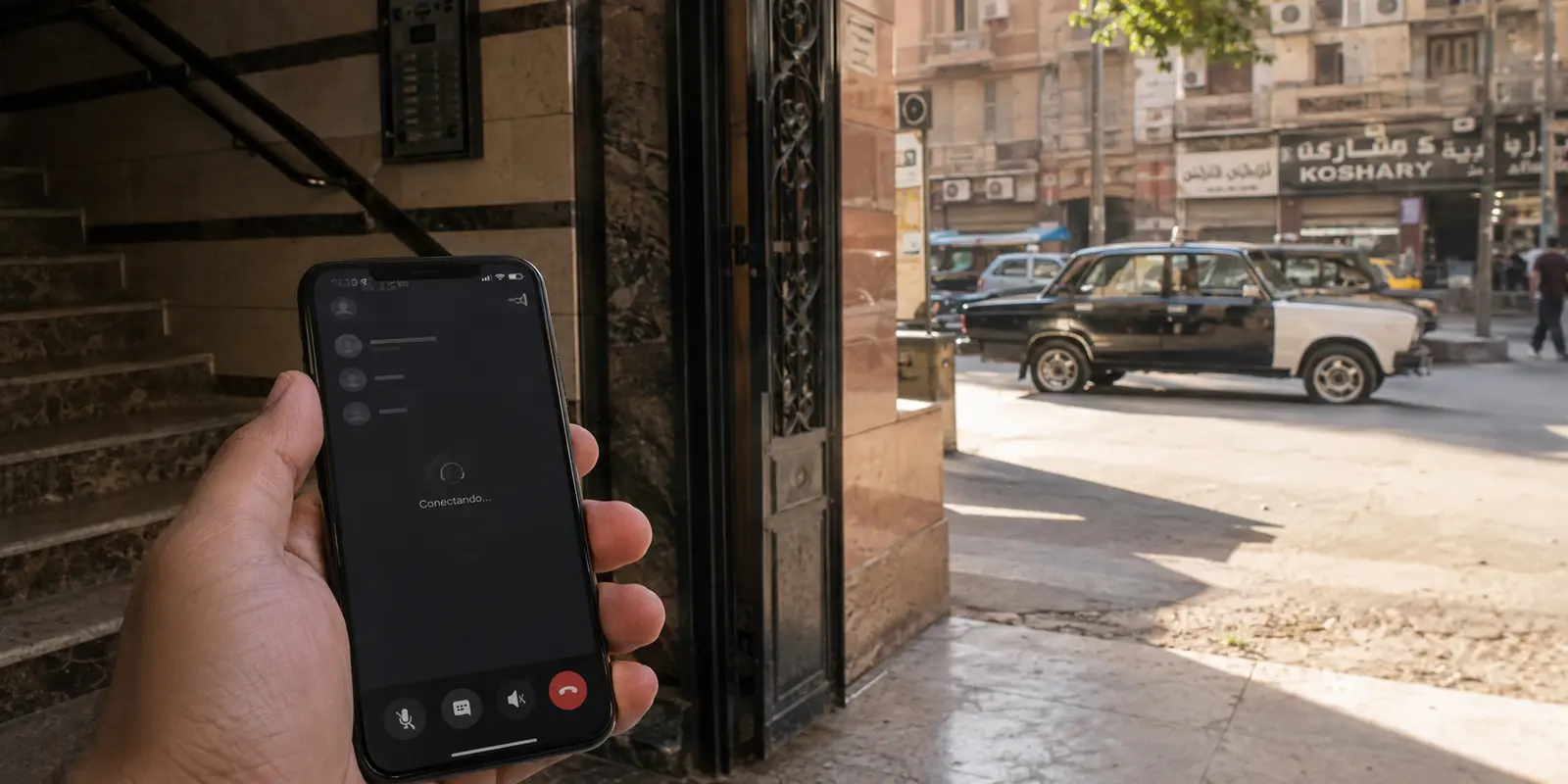 Un teléfono intenta reconectar una llamada al pasar del interior de un edificio a una calle de El Cairo