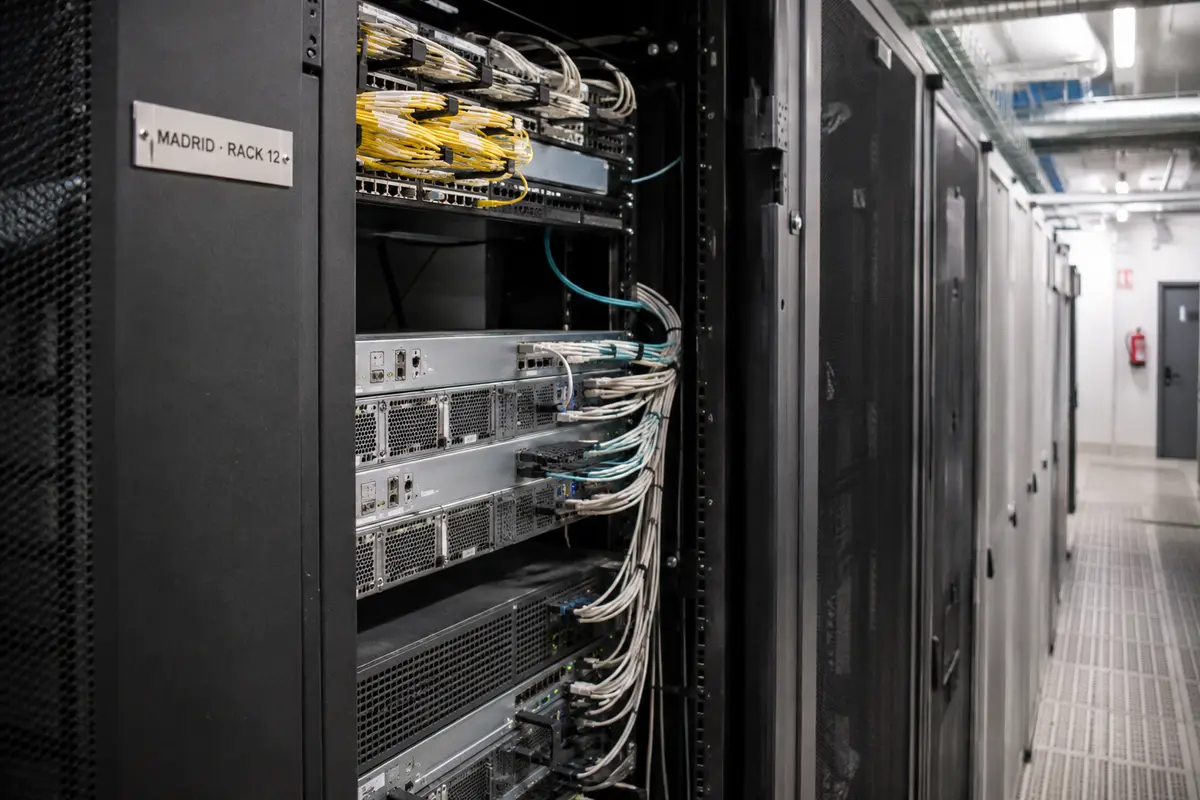 Rack de servidores y conexiones físicas dentro de un centro de datos de Madrid