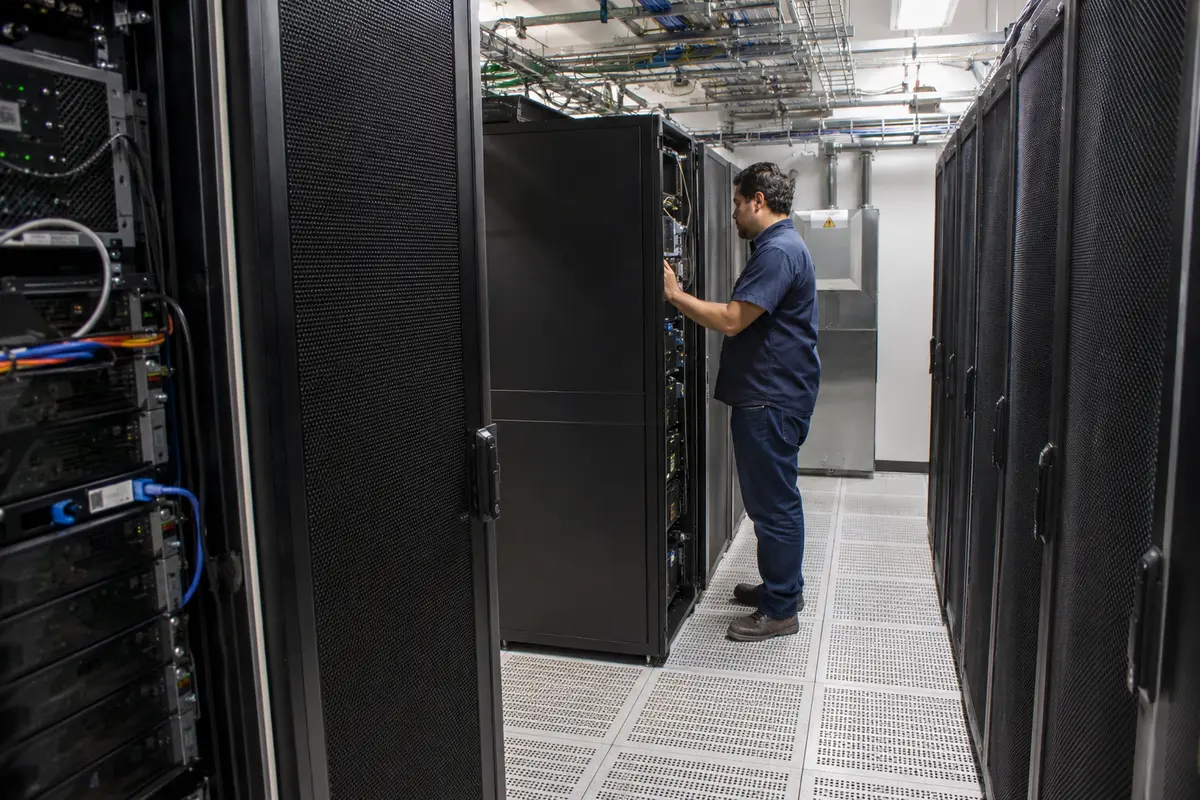 Un técnico revisa servidores físicos en un centro de datos de Querétaro