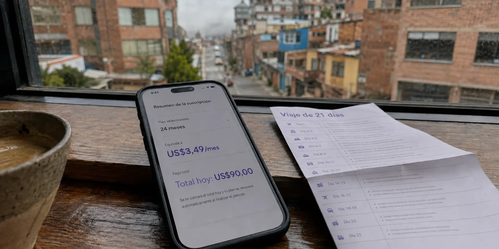 Teléfono en una cafetería de Bogotá mostrando el precio mensual equivalente y el total cobrado hoy
