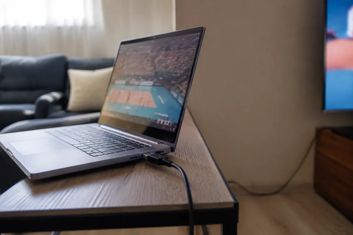 Un portátil reproduce un evento y está conectado por HDMI al televisor del apartamento