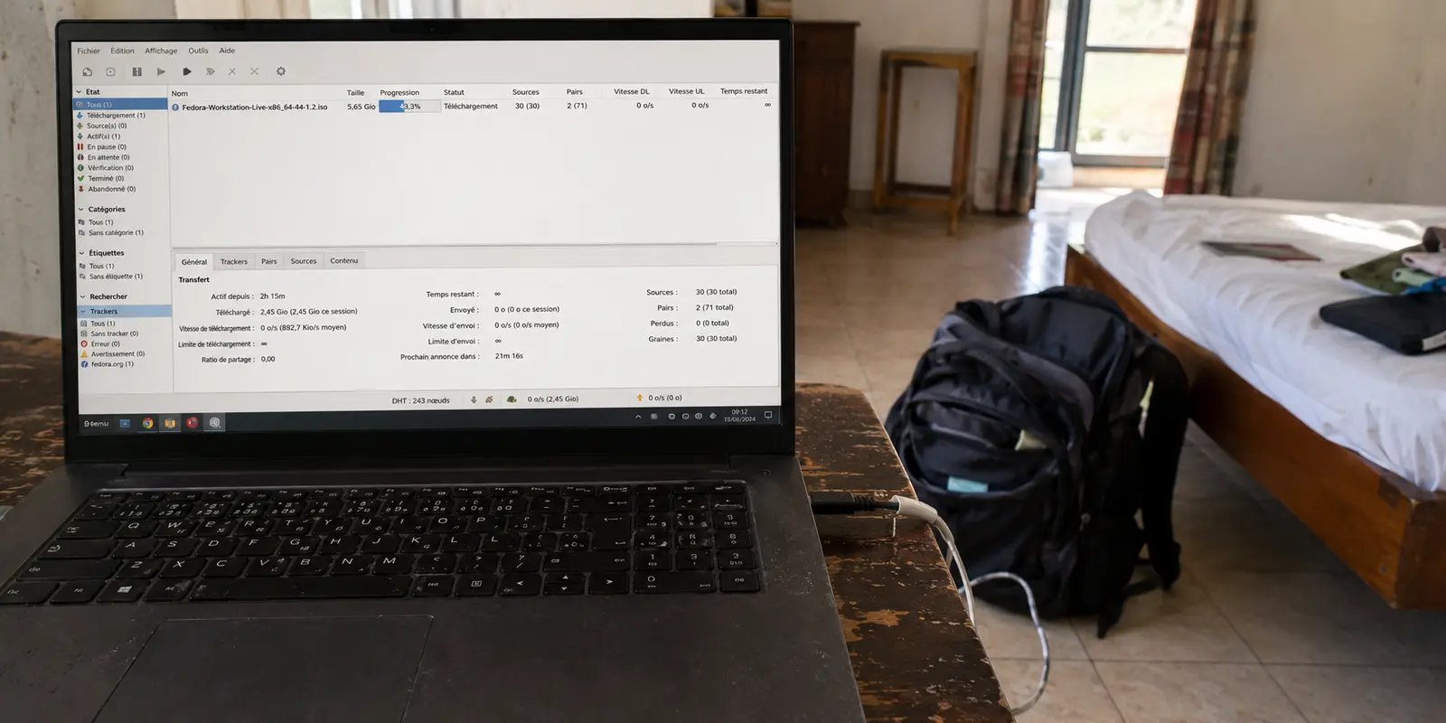 Dans un hébergement, le téléchargement légal de Fedora reste presque à l’arrêt malgré trente sources annoncées.