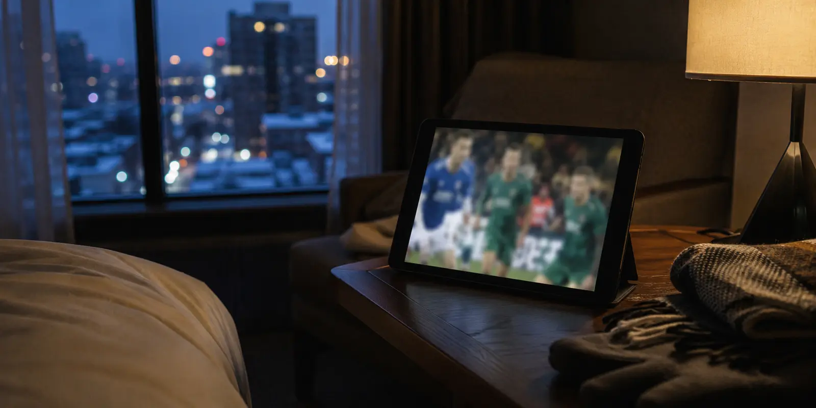 Une tablette diffuse un programme belge figé dans une chambre d’hôtel montréalaise en hiver