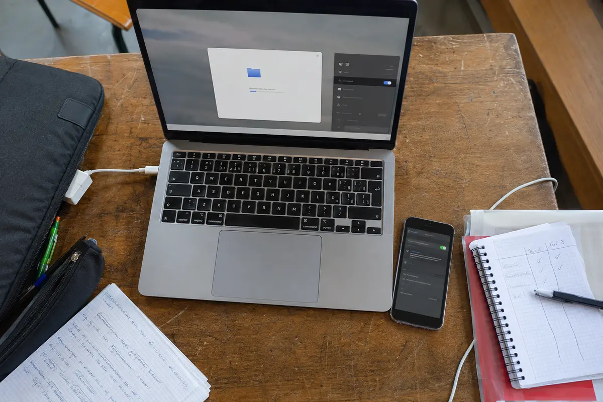 Un ordinateur connecté par le partage de connexion d’un téléphone sur une table de bibliothèque