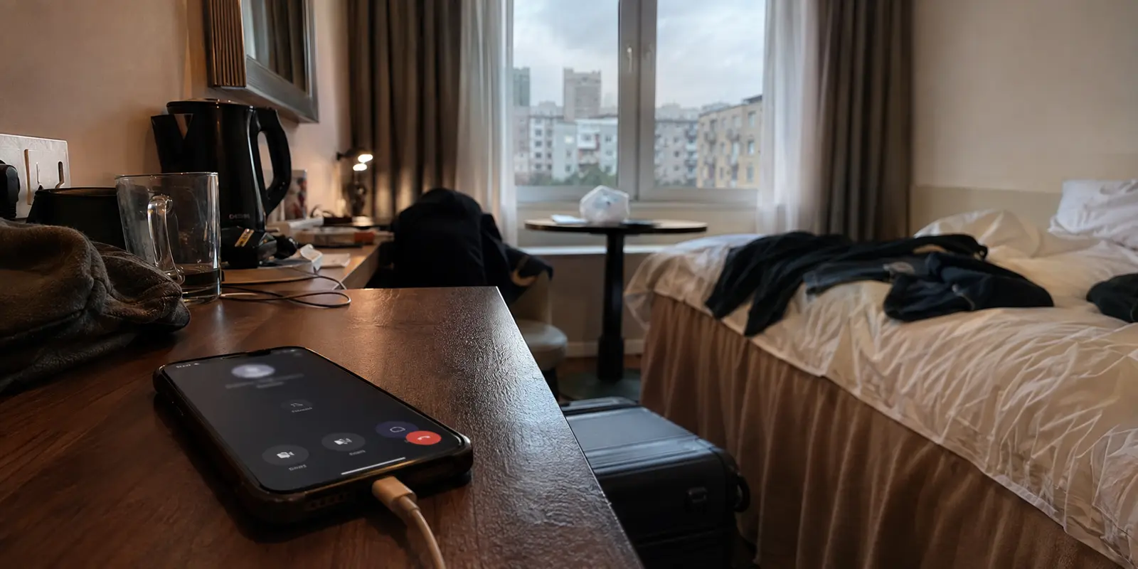 Téléphone affichant un appel bloqué dans une chambre d’hôtel à Moscou