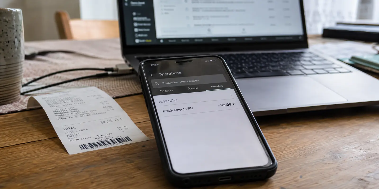 Un téléphone affiche un prélèvement VPN inattendu sur une application bancaire
