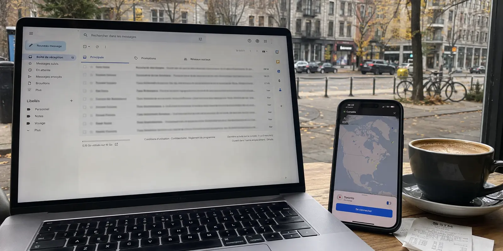Dans un café montréalais, un téléphone propose de choisir Toronto pendant la consultation des courriels
