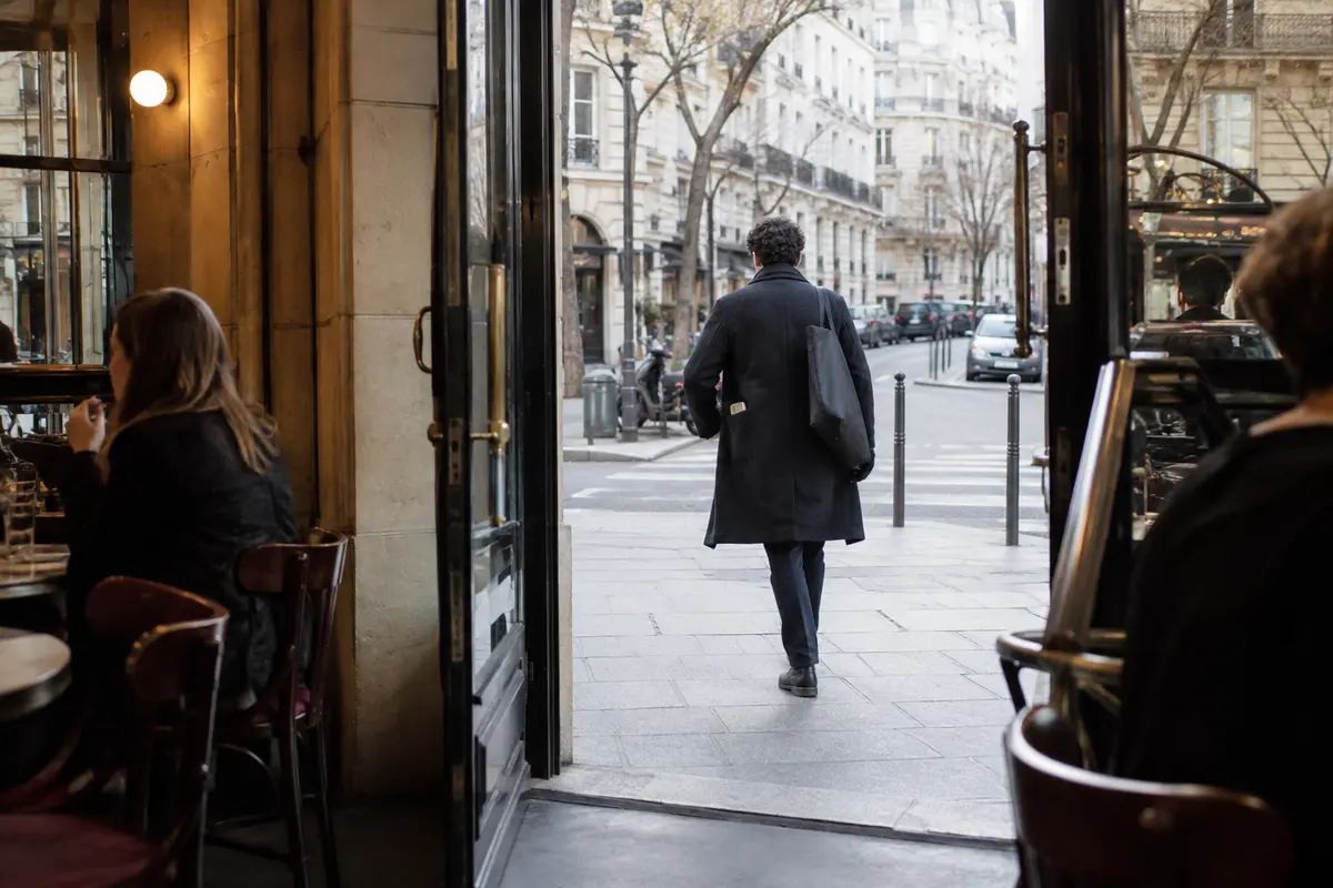 Une personne quitte un café et poursuit sa journée sans vérifier son téléphone à chaque changement de réseau.