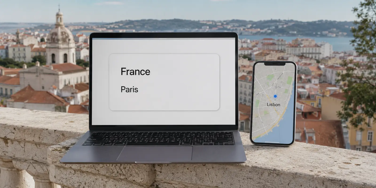 Un ordinateur affiche une connexion en France tandis qu’un téléphone situe son utilisateur à Lisbonne
