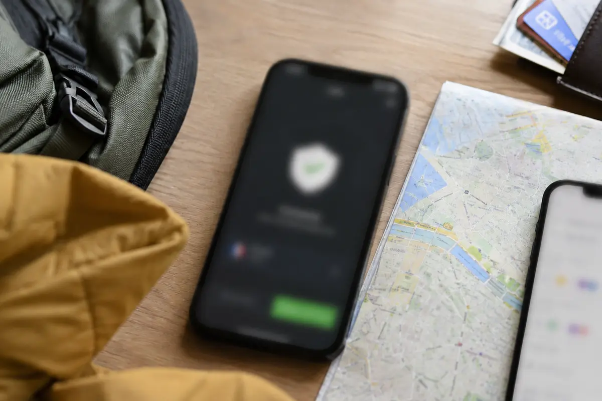 Deux téléphones connectés près d’une carte pendant un déplacement