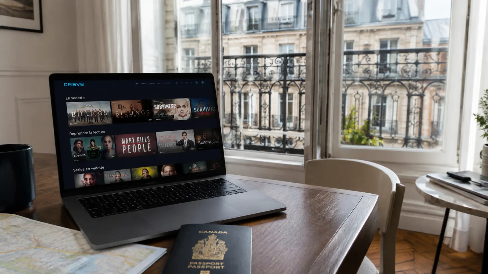 Ordinateur ouvert sur un service français dans un appartement de voyage
