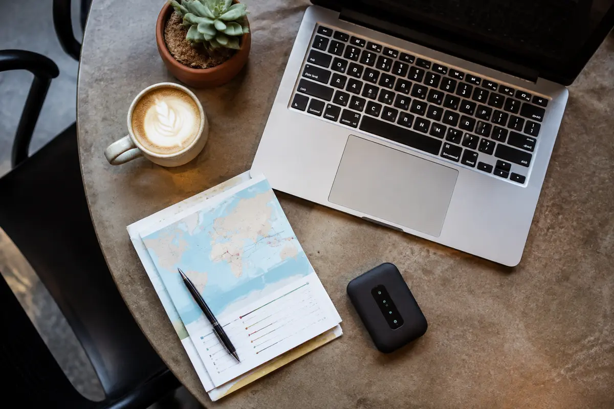 Ordinateur, carte et petit routeur préparés pour retrouver des services belges