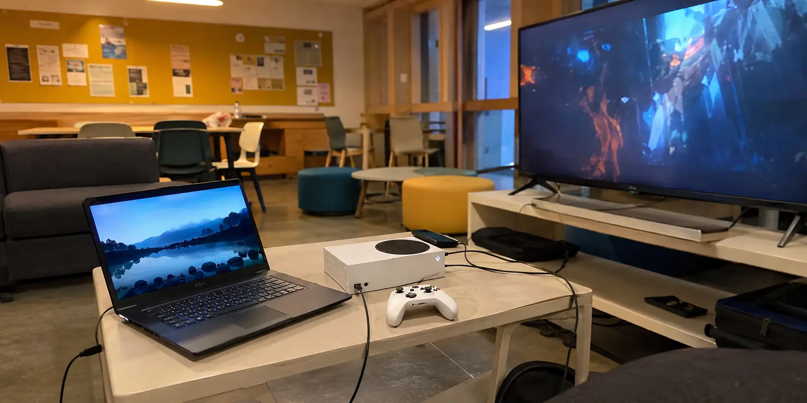 Xbox Series S reliée à un portable Windows dans la salle commune d’une résidence universitaire