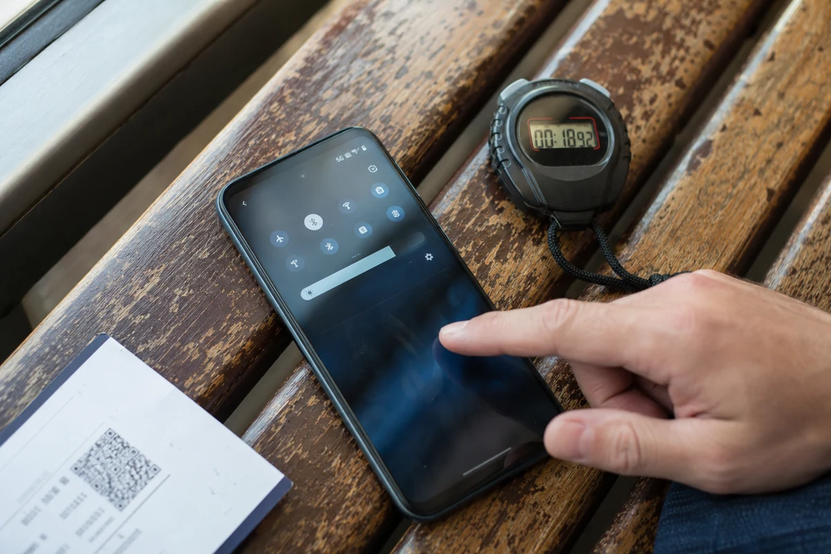 Un test mesure le délai de reprise du téléphone après la désactivation du mode avion