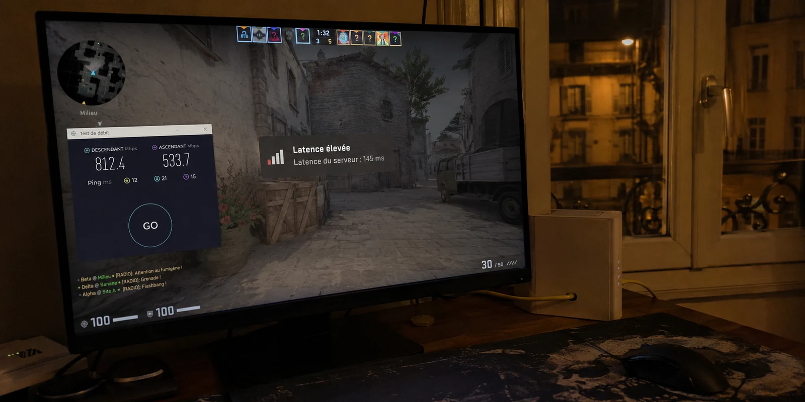 Jeu en ligne affichant une latence élevée malgré un excellent débit le soir