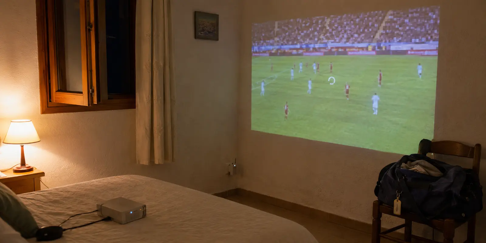 Match projeté dans une location de vacances, interrompu par le chargement de la vidéo