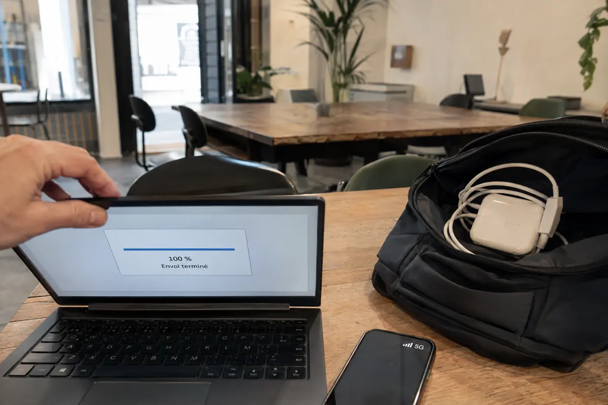 Envoi de fichier terminé pendant le rangement d’un poste de coworking
