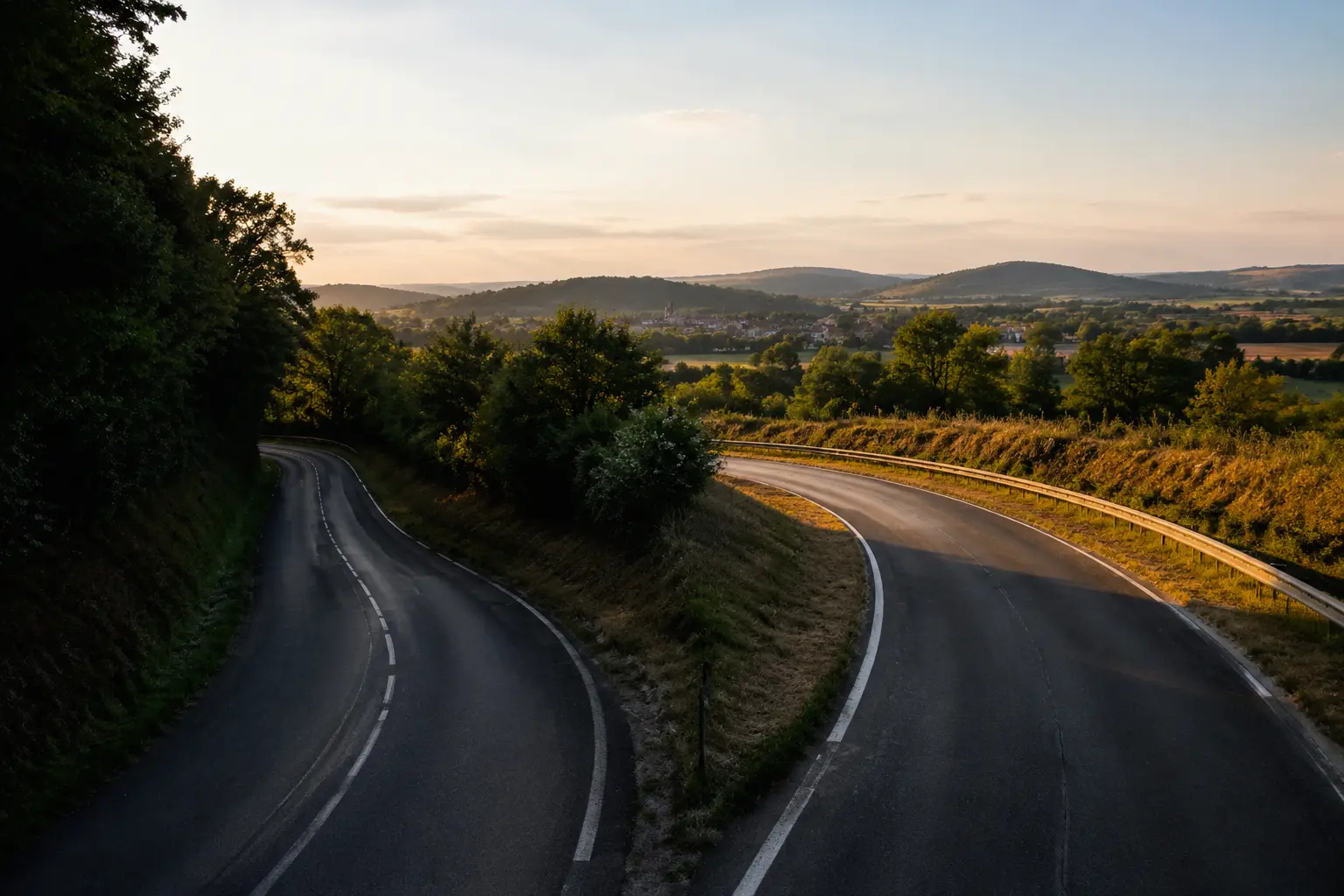 Deux routes françaises qui se séparent dans un paysage vallonné