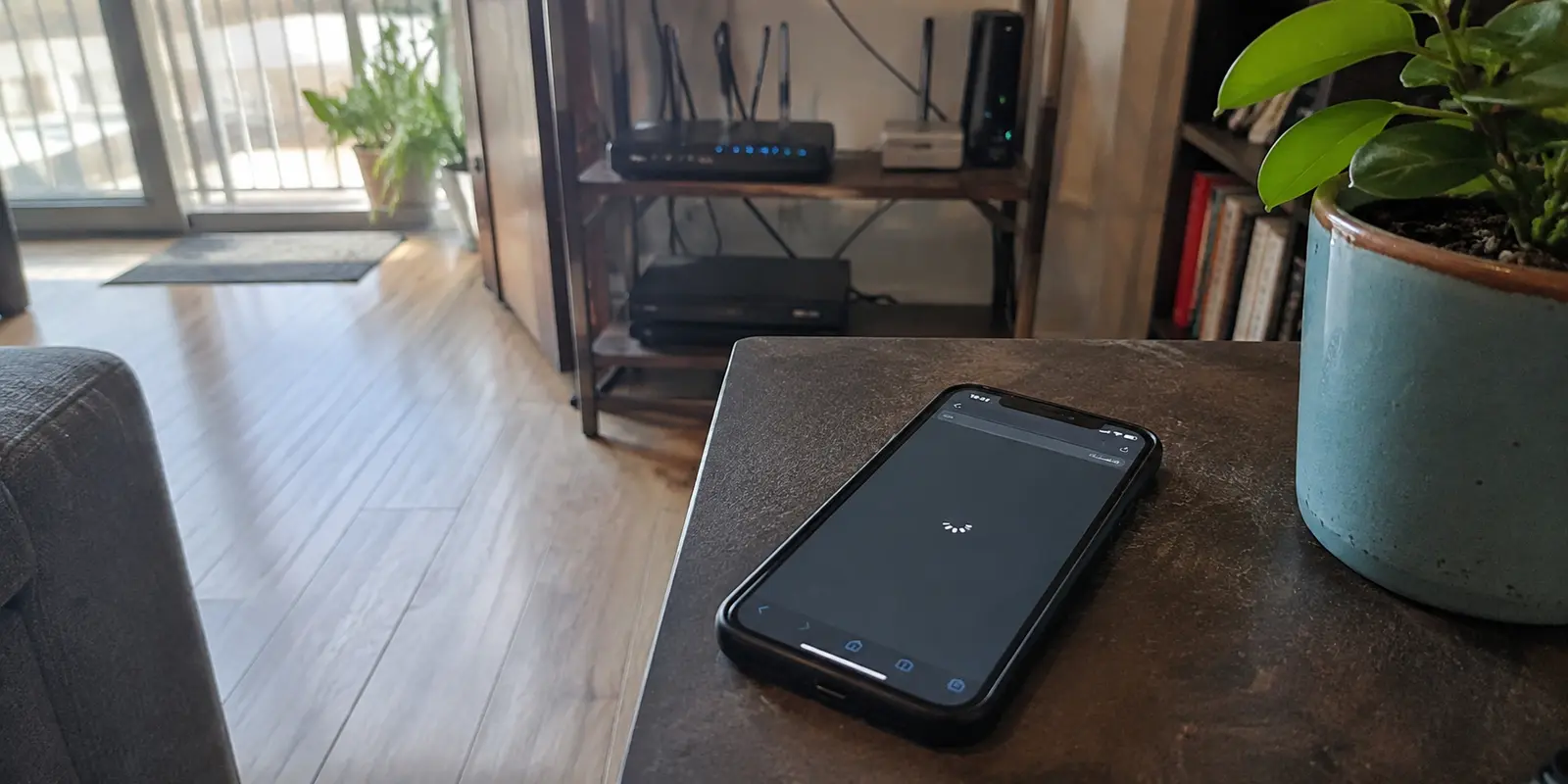 Un téléphone reste bloqué sur le Wi-Fi domestique alors que le routeur est actif