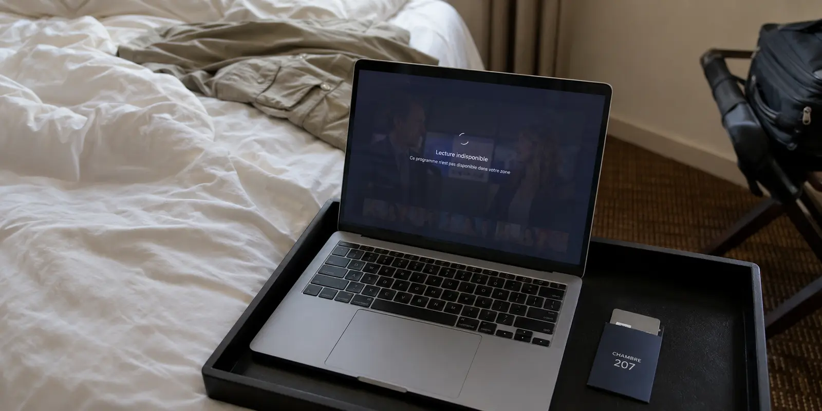 Un ordinateur dans une chambre d’hôtel affiche une lecture indisponible sur une plateforme de streaming