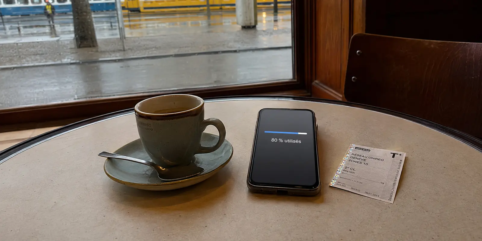 Alerte de consommation de données mobiles sur une table de café à Genève