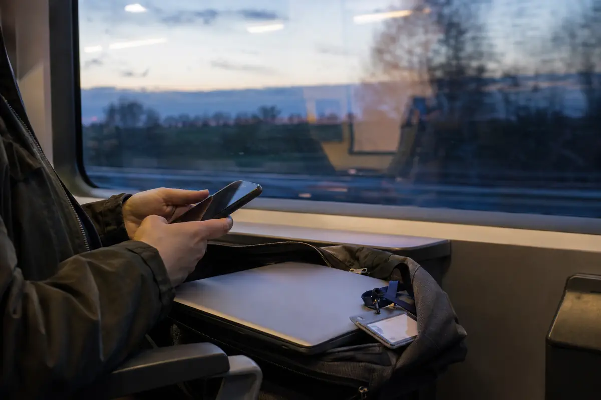 Dans le train du retour vers la France, le portable professionnel reste rangé pendant que le téléphone reprend un usage personnel.