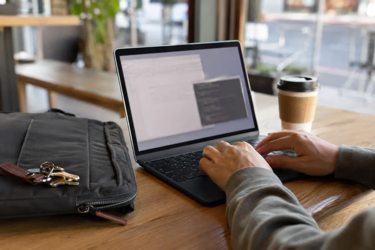 Utilisateur travaillant normalement sur un portable Linux après l’avoir rouvert dans un café