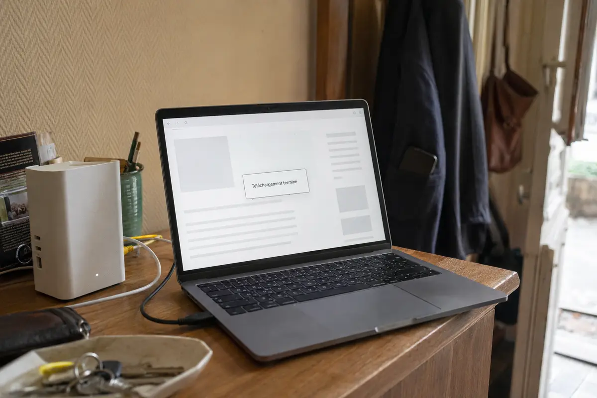 Le site est désormais ouvert et le téléchargement terminé sur l’ordinateur qui utilise toujours la connexion fixe de la maison