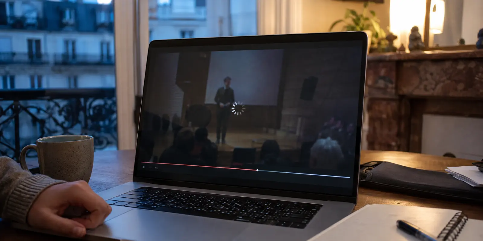 Une longue vidéo se fige en cours de lecture sur un ordinateur portable