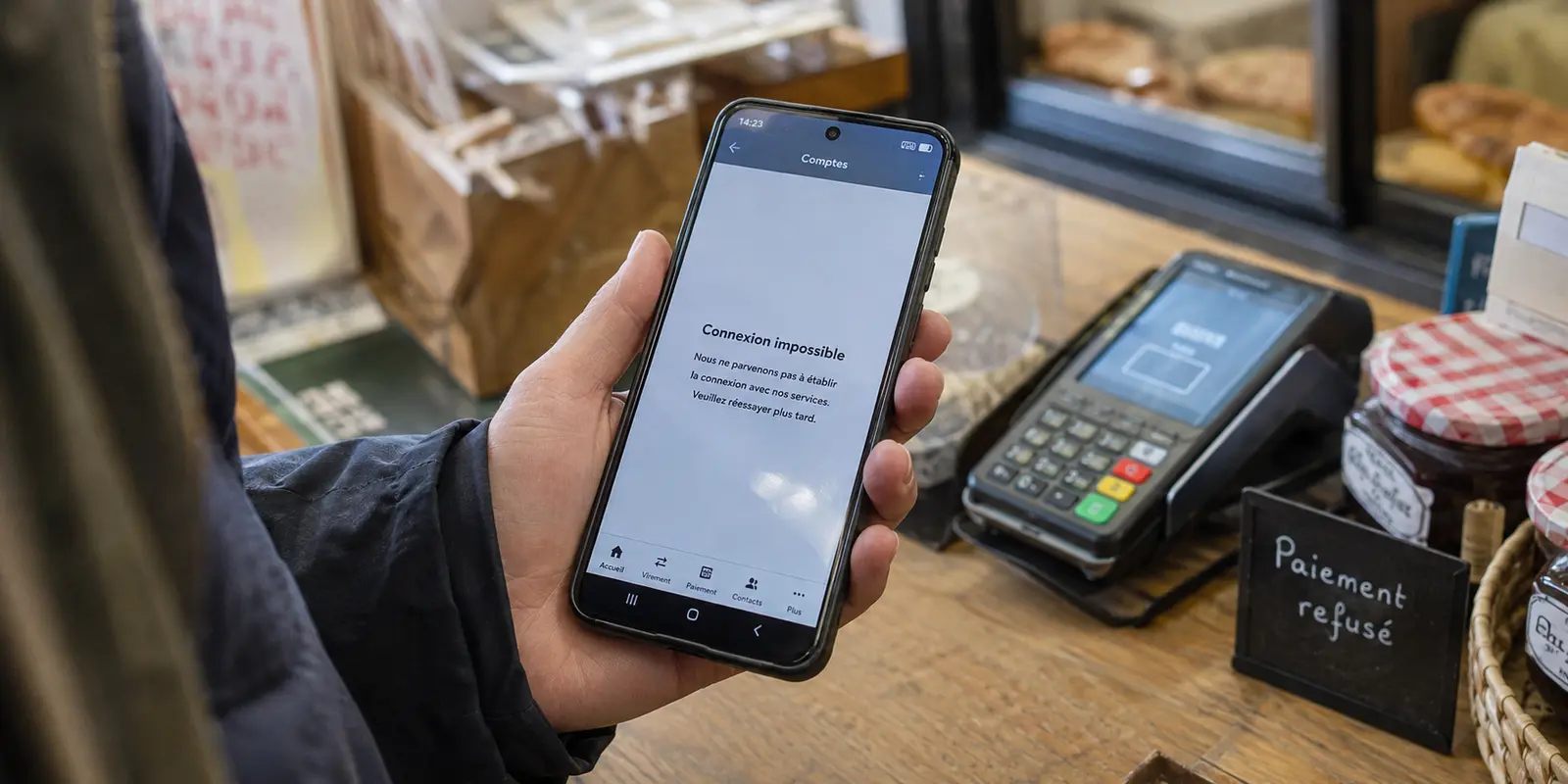 Un téléphone affiche une connexion bancaire indisponible malgré le VPN connecté
