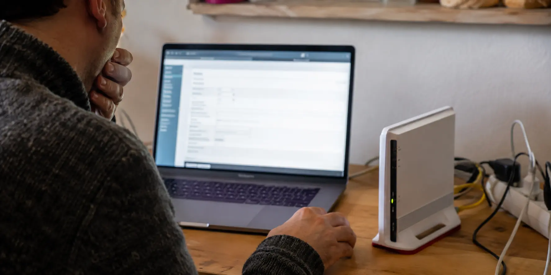 Ordinateur et routeur pendant une configuration DNS personnalisée