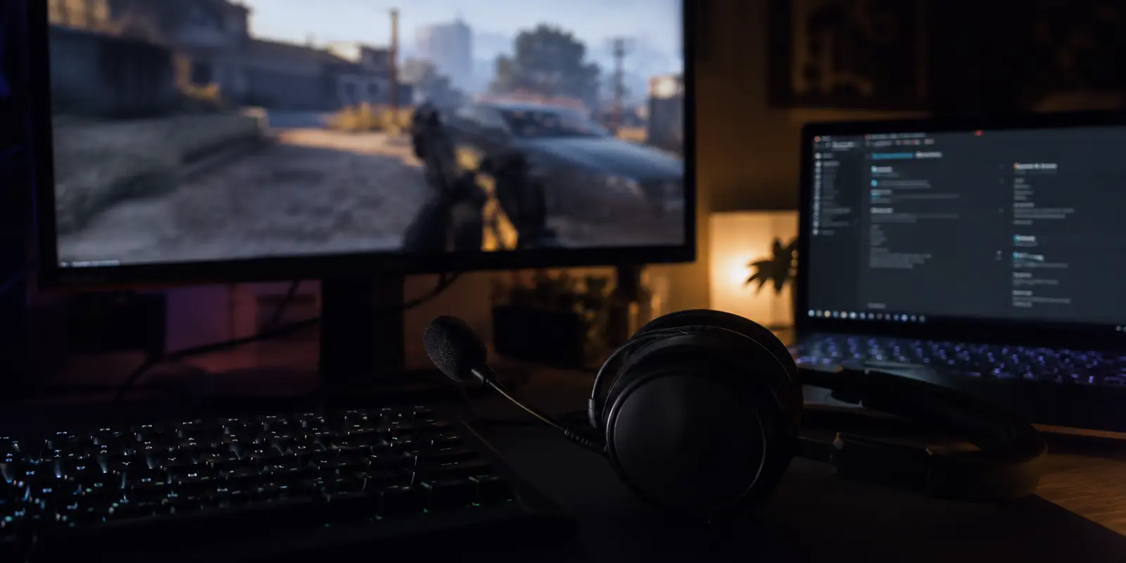 Un bureau de jeu réunit le FPS et le casque de discussion, avec deux chemins réseau à régler.