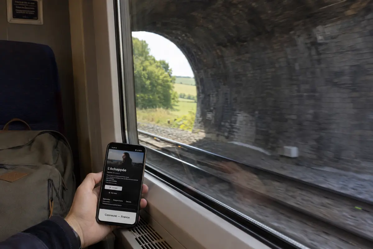 À bord d’un train sortant d’un tunnel, un téléphone conserve une connexion française et charge le service demandé