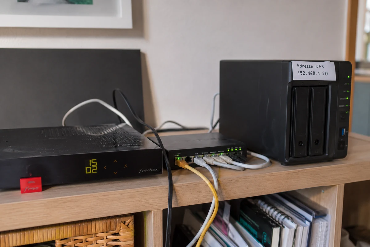 Freebox et NAS reliés sur le même réseau domestique