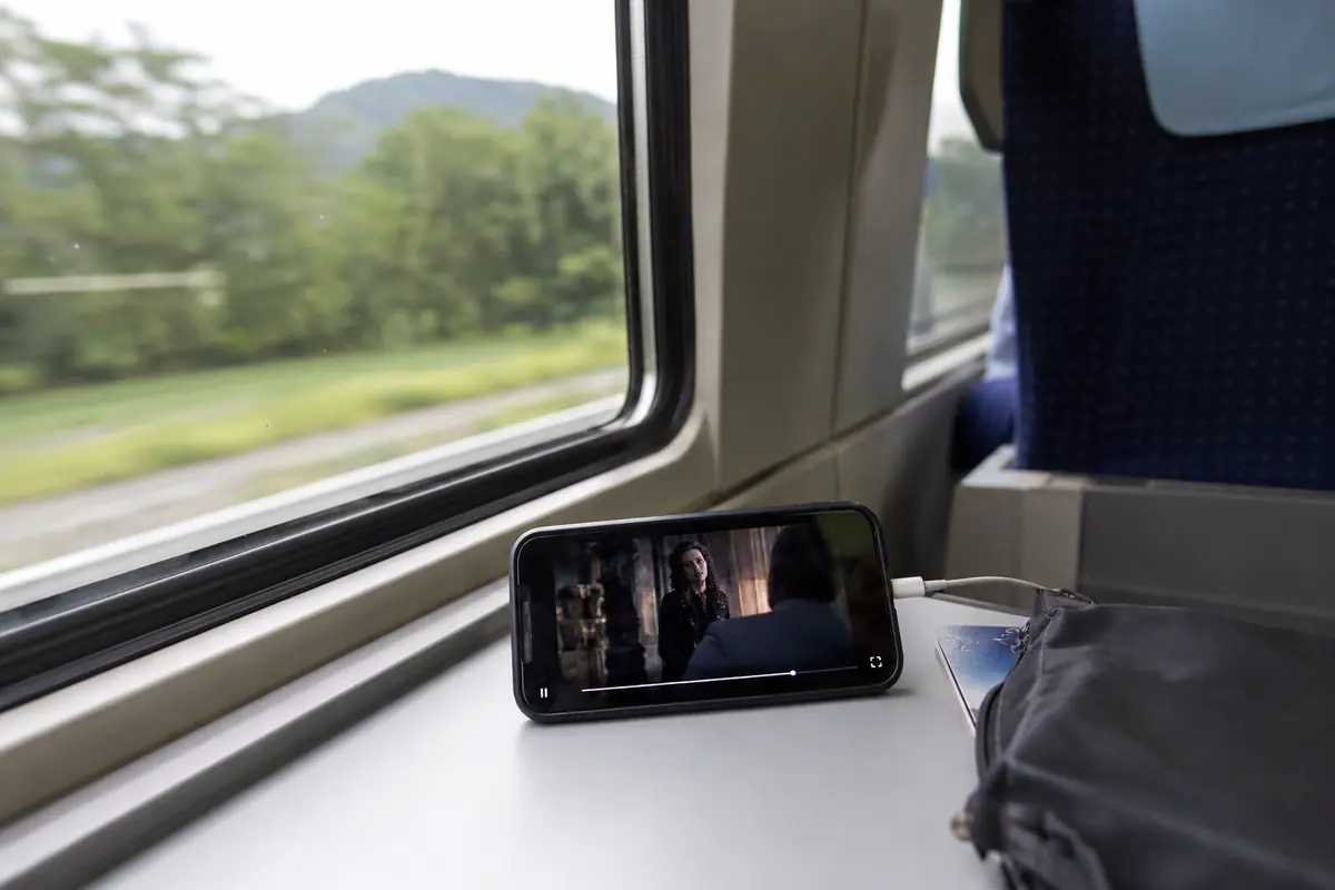 Une série diffusée sur un téléphone posé dans un train pendant un voyage en Europe.