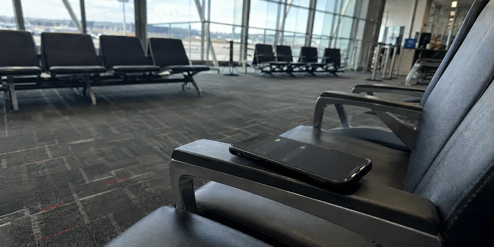 Téléphone connecté au Wi-Fi dans une salle d’embarquement d’aéroport