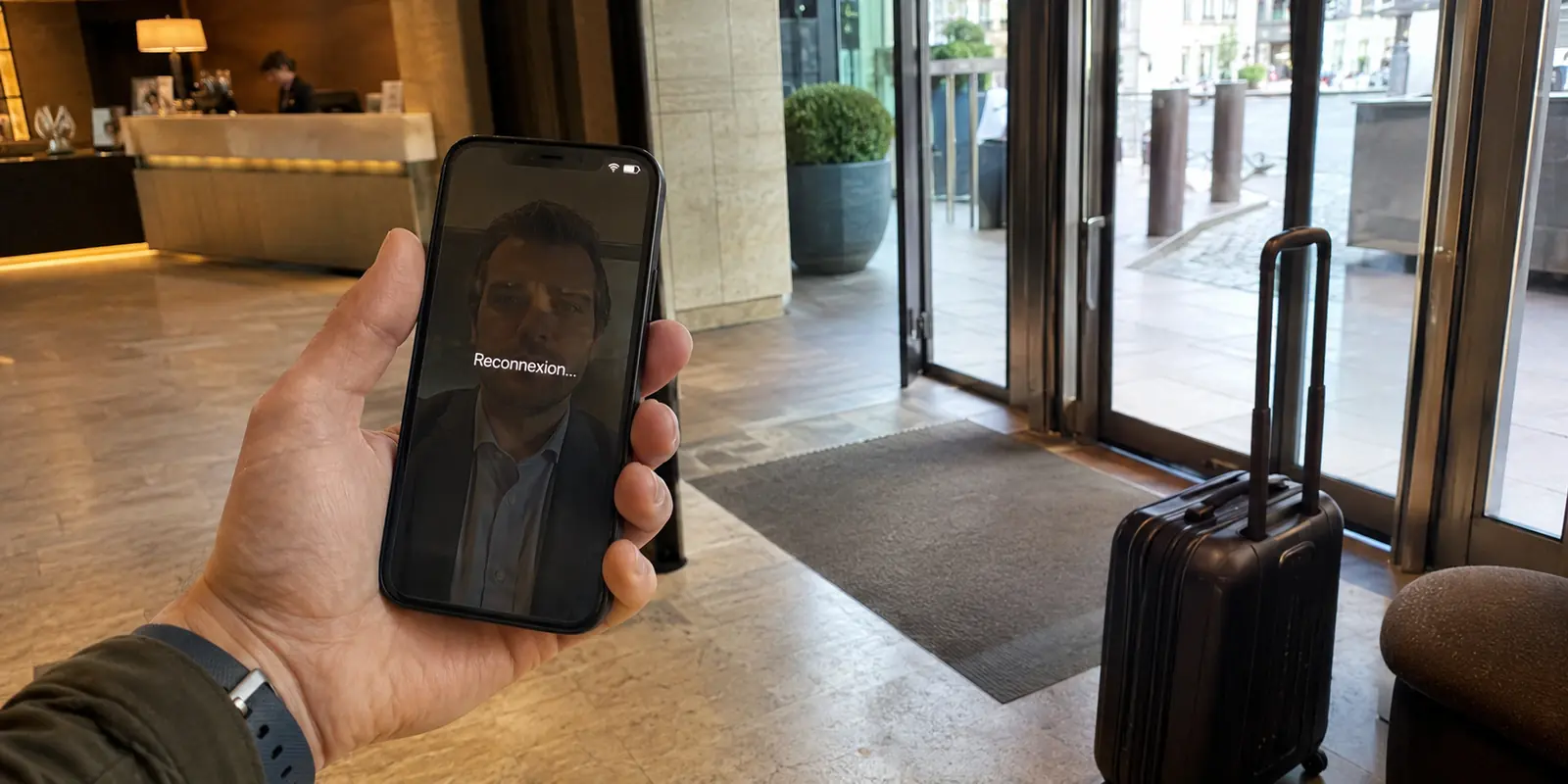 Appel figé en reconnexion au passage de l’entrée d’un hôtel
