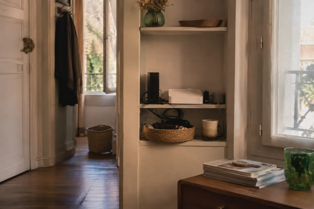 Box internet et routeur installés dans un appartement français habité