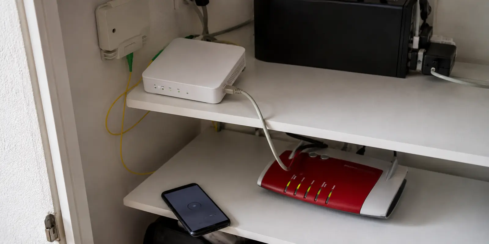 Glasfaser-Gateway vor einer zweiten Heimnetz-FRITZ!Box mit fehlgeschlagenem Tunnelversuch