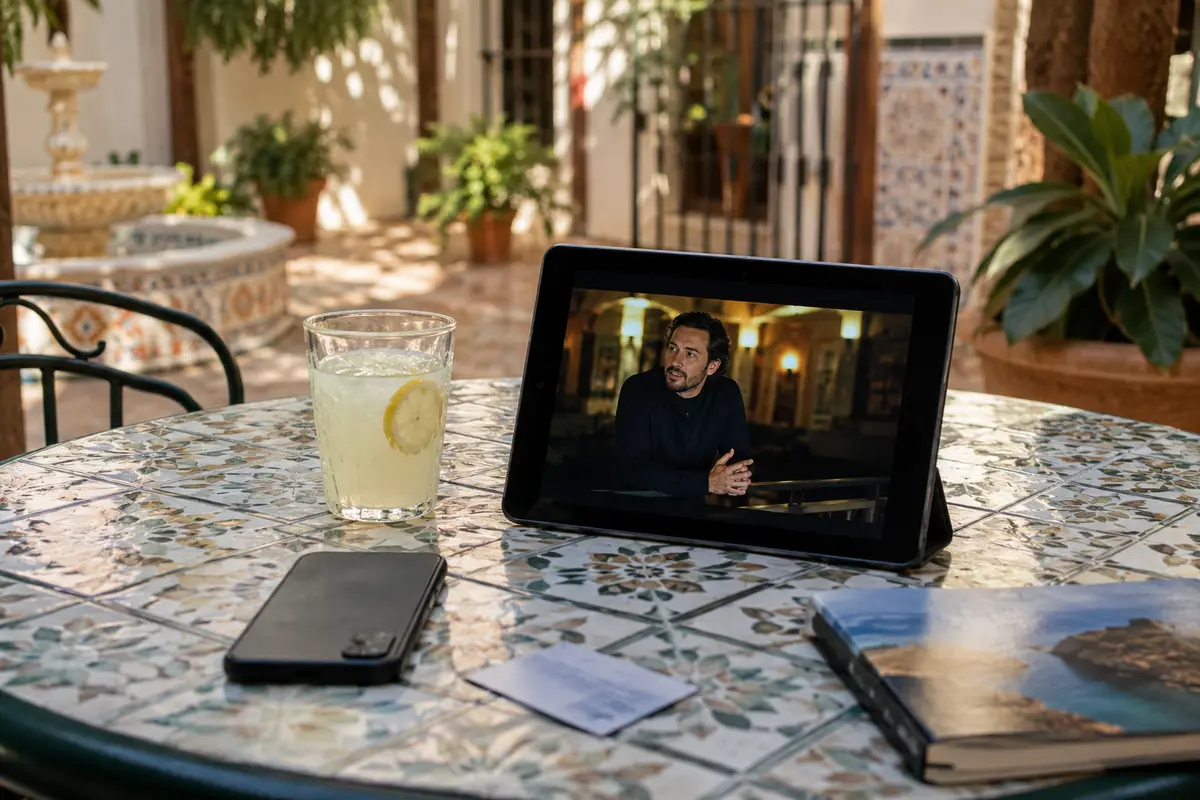 Ein deutscher Stream läuft auf einem Tablet im Innenhof einer spanischen Unterkunft