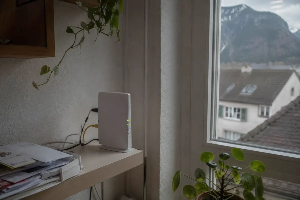 Unbeaufsichtigter Heimrouter in einer Schweizer Wohnung
