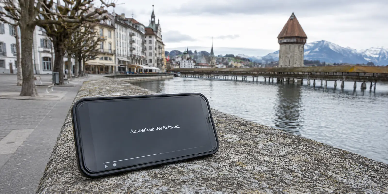 Smartphone an der Luzerner Seepromenade mit der Meldung, dass der Inhalt ausserhalb der Schweiz nicht verfügbar ist