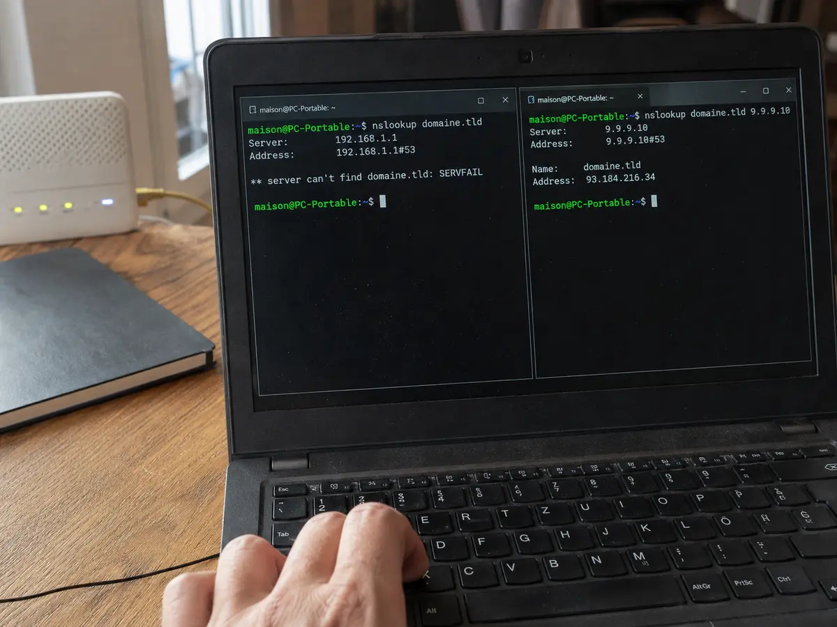 Deux requêtes nslookup comparent le résolveur du réseau avec le résolveur indépendant 9.9.9.10